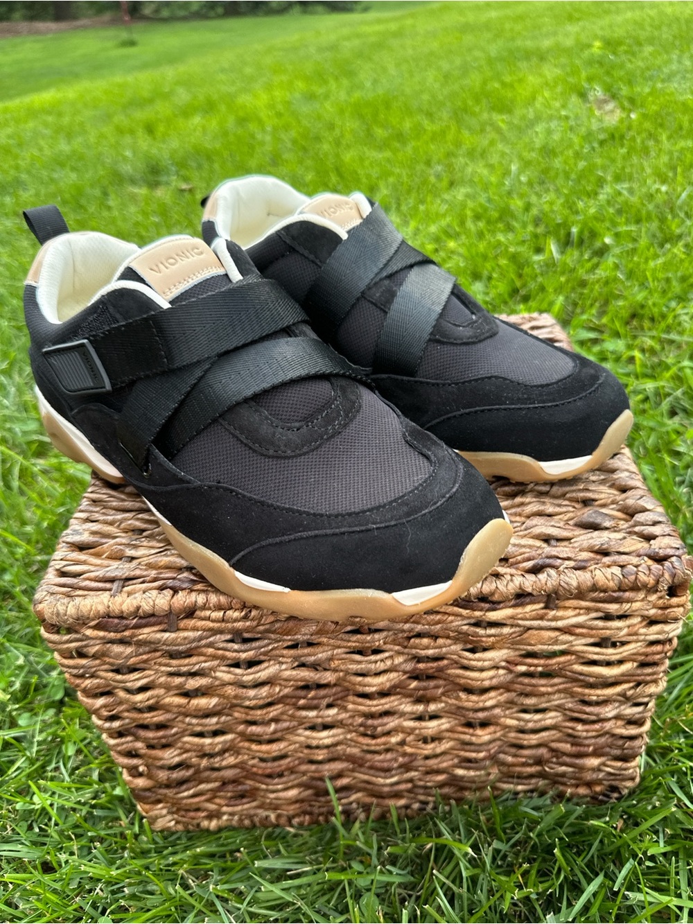 Vionic Walk Slim Gia Sneakerswomen’s Black and Tan Hook-and-Loop Sneakers size 9